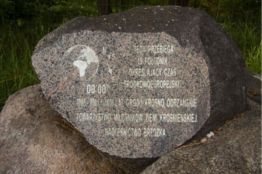 Kamień wskazujący 15 południk w Brzózce